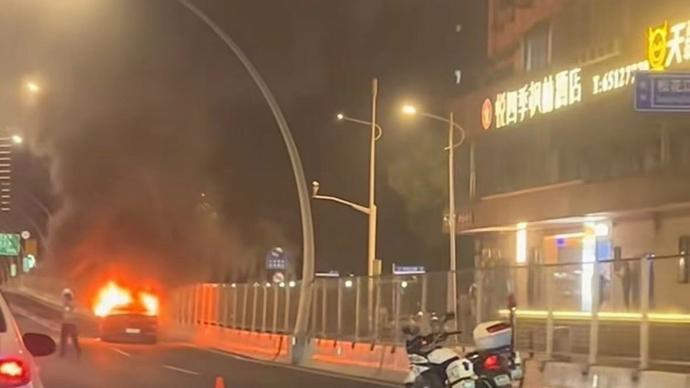 彩票开奖-今晚中环内圈一辆轿车起火 所幸无人伤亡
